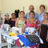 Community at El Hombre Sobre la Tierra